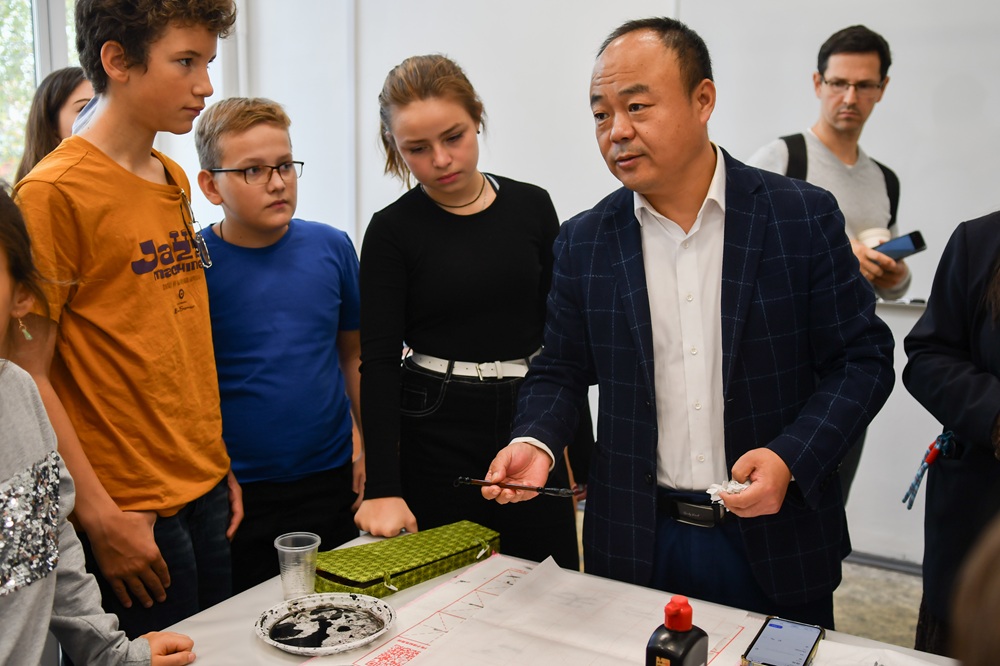 Китайский праздник Середины осени прошел в школе «Дружба» на ура!