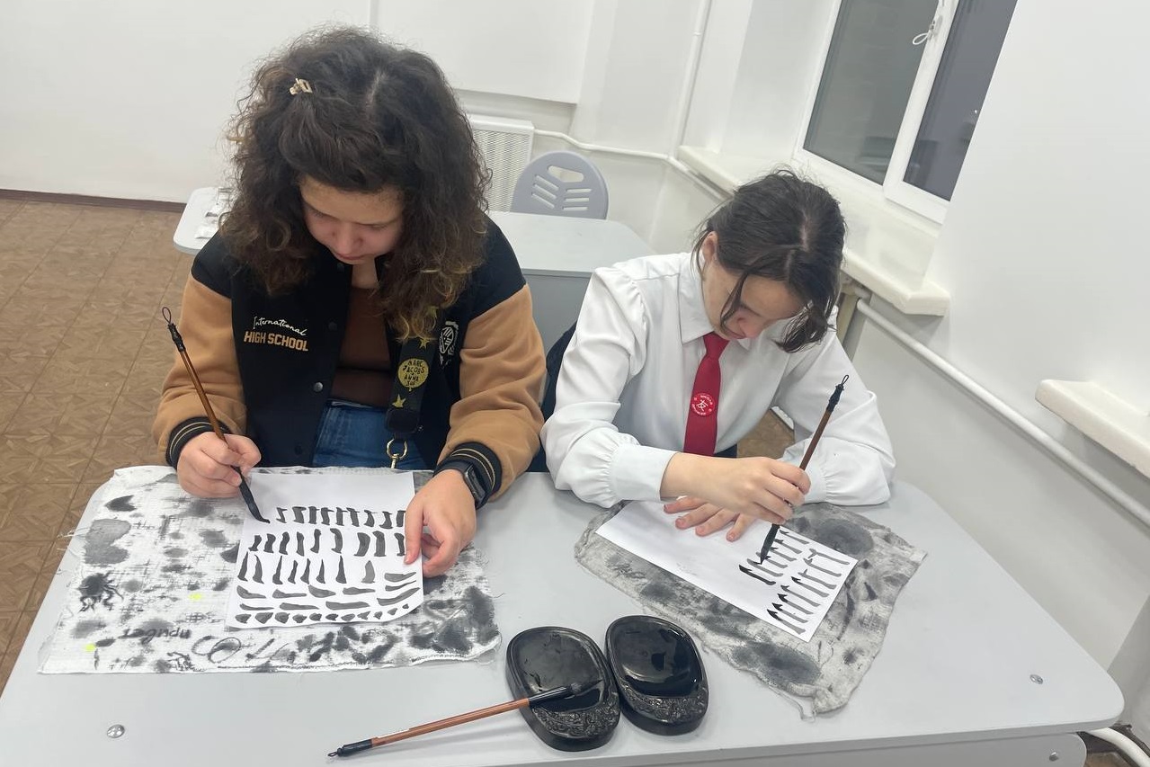 Письмо кистью требует от детей сосредоточенности